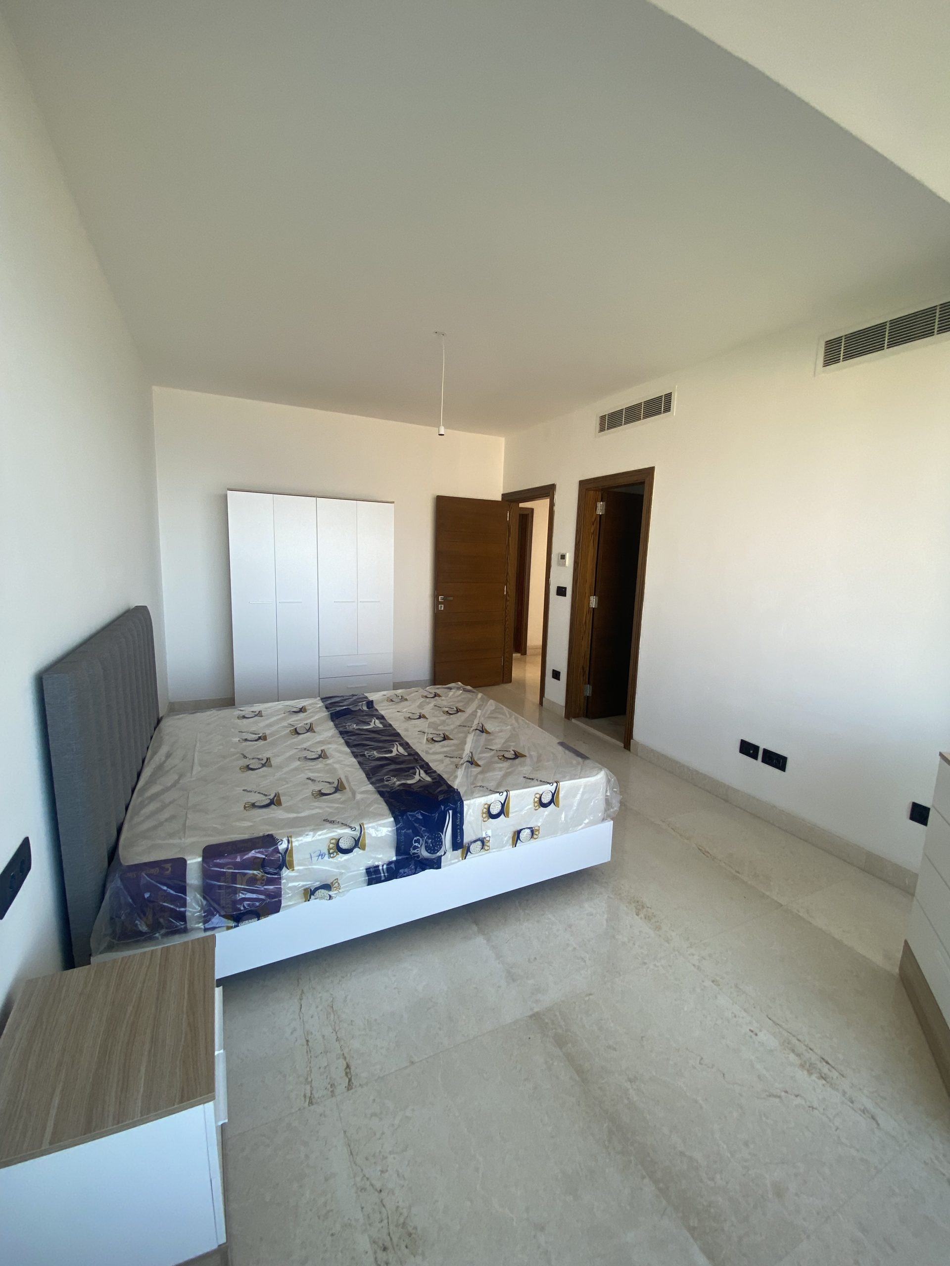 Raouche, Beirut, Beirut, 3 Bedrooms Bedrooms, 3 Rooms Rooms,4 BathroomsBathrooms,Apartment,Buy,10535305955