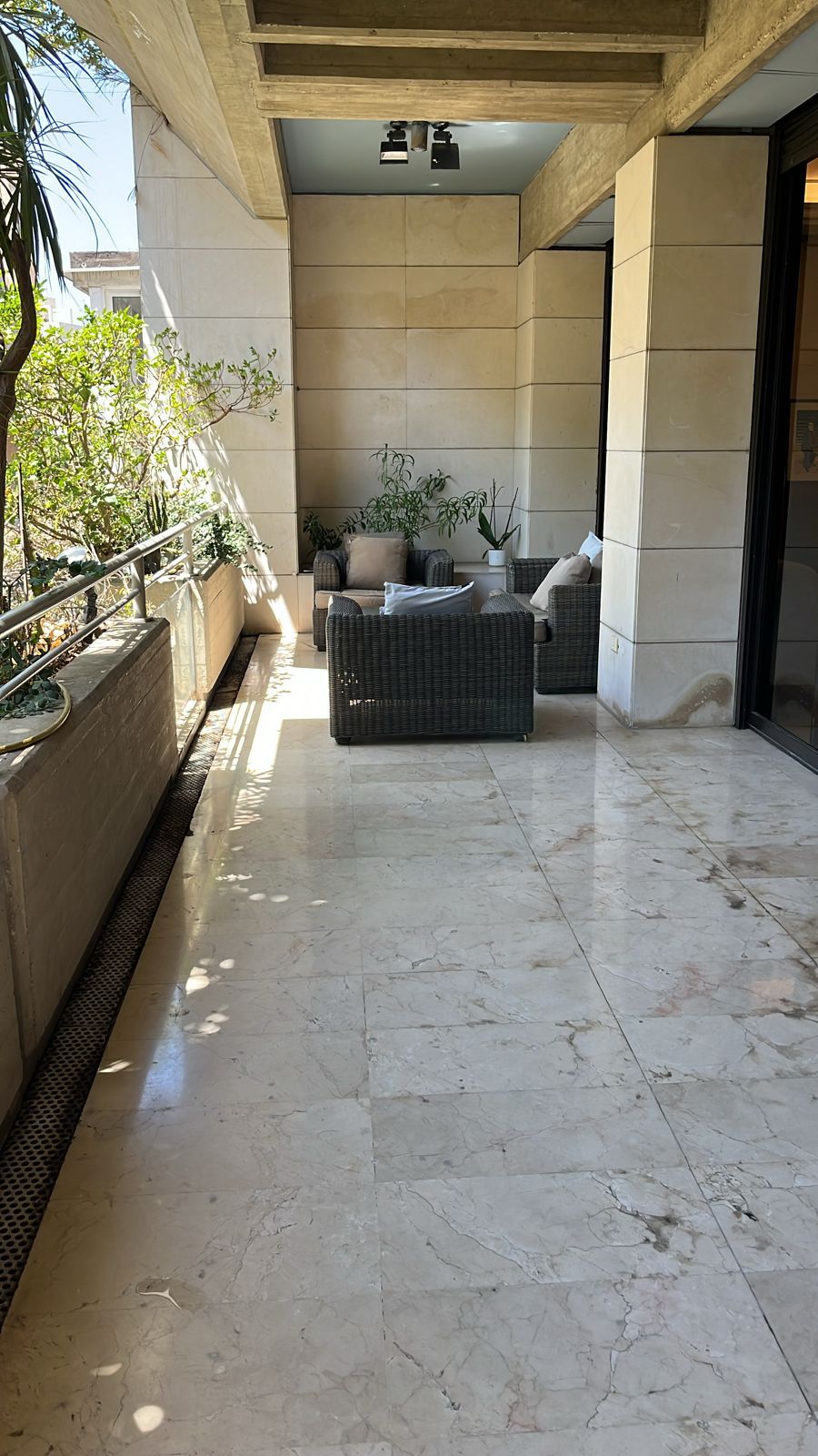 Achrafieh, Beirut, Beirut, 3 Bedrooms Bedrooms, 3 Rooms Rooms,4 BathroomsBathrooms,Apartment,Rent,13937564355